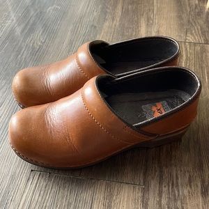 Dansko XP brown size 39 (US 7.5-8)